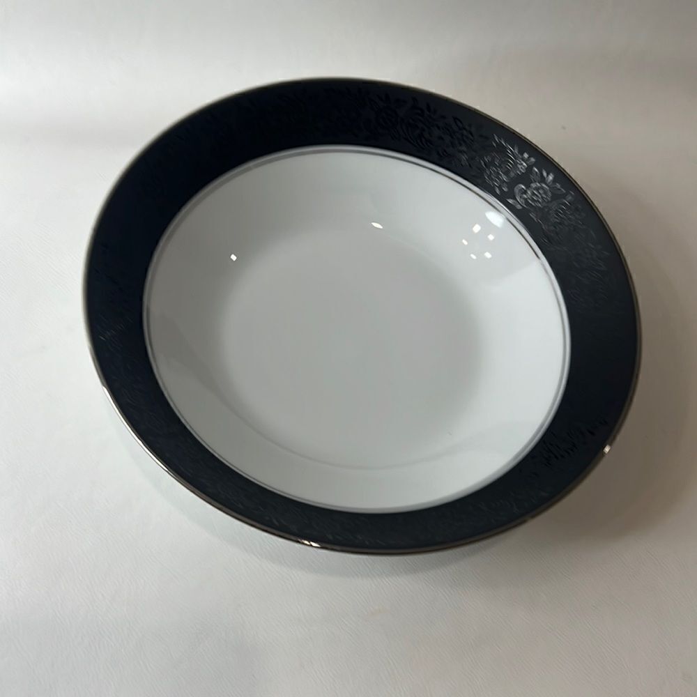 Noritake Soup Bowl White Silver Gray 7 1/4 Round 1 3/4 Tall Japan Mirano Floral
